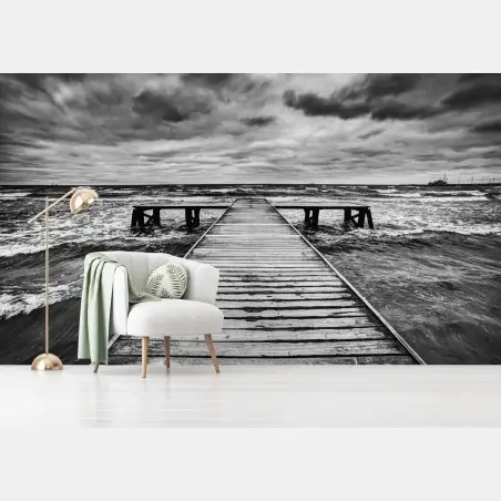 Papier peint jetée solitaire sous ciel orageux – Wallnifity®