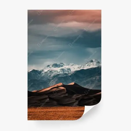 Papier peint contraste saisissant entre dunes et montagnes enneigées – Wallnifity®