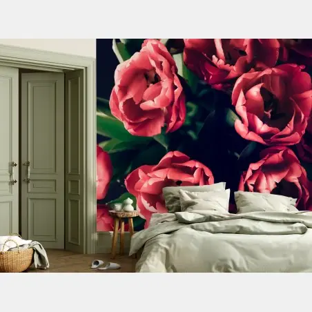 Papier peint bouquet de tulipes corail sur fond sombre – Wallnifity®