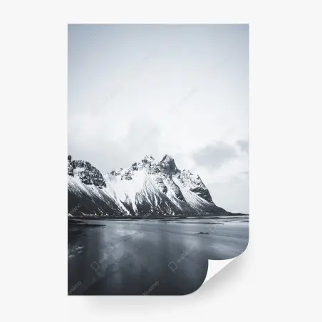 Papier peint paysage montagneux enneigé et littoral paisible – Wallnifity®