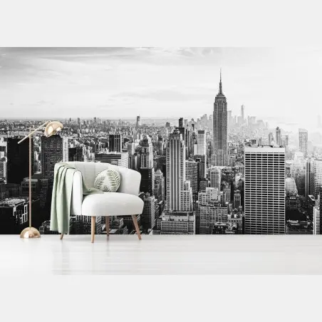 Les gratte-ciel de New York forment un panorama urbain photographié en noir et blanc.