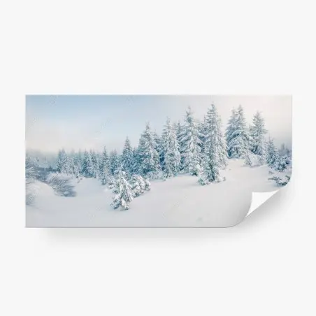 Papier peint refuge hivernal au milieu des sapins – Wallnifity®