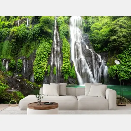 Papier peint cascade émeraude au cœur d'une forêt luxuriante – Wallnifity®