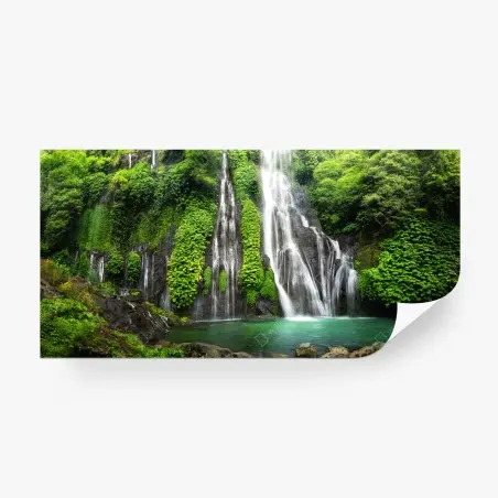 Papier peint cascade émeraude au cœur d'une forêt luxuriante – Wallnifity®