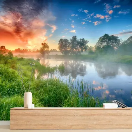 Papier peint aube d'été sur les rives brumeuses – Wallnifity®