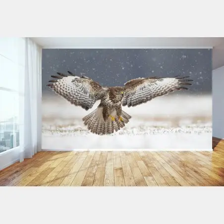 Papier peint buse variable en plein vol sur fond enneigé – Wallnifity®