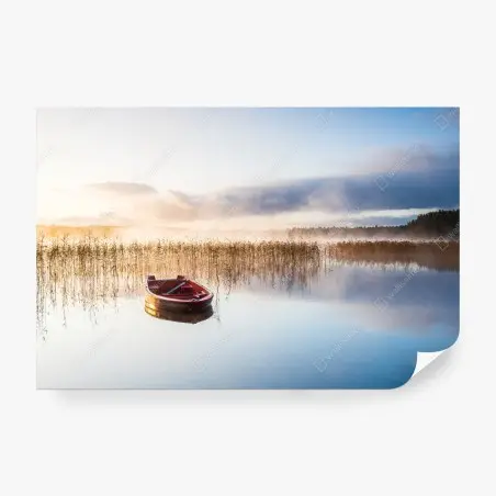 Papier peint barque rouge sur un lac brumeux au petit matin – Wallnifity®