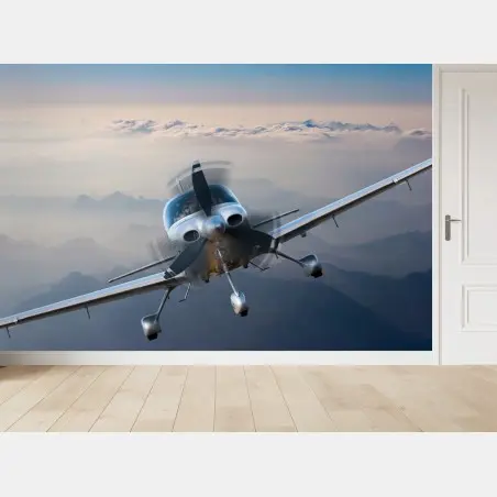 Papier peint avion en plein vol au-dessus des montagnes brumeuses – Wallnifity®
