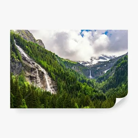 Papier peint cascade dans une vallée verdoyante – Wallnifity®
