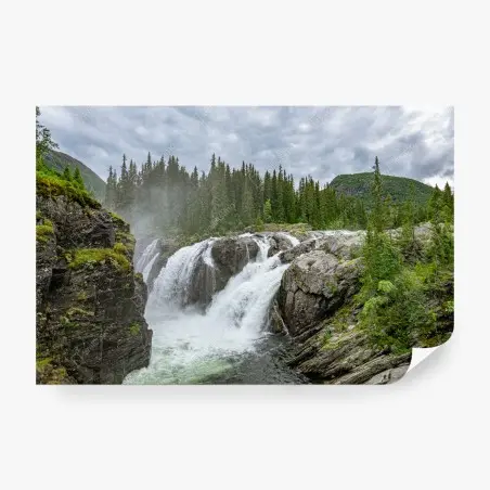 Papier peint cascade sauvage entre rochers et sapins – Wallnifity®