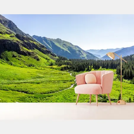 Papier peint vallée alpine verdoyante au ruisseau sinueux – Wallnifity®