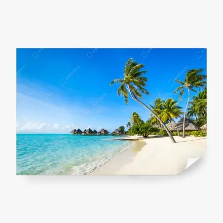 Papier peint évasion tropicale: plage paradisiaque et bungalows sur pilotis – Wallnifity®