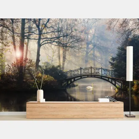 Papier peint pont brumeux et cygne au lever du jour – Wallnifity®