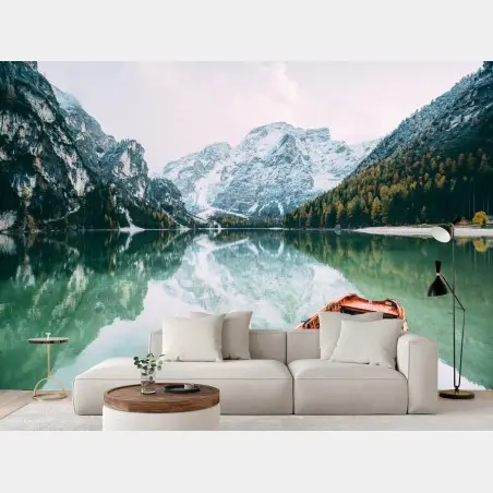 Papier peint reflet serein du lac de Braies dans les Dolomites – Wallnifity®