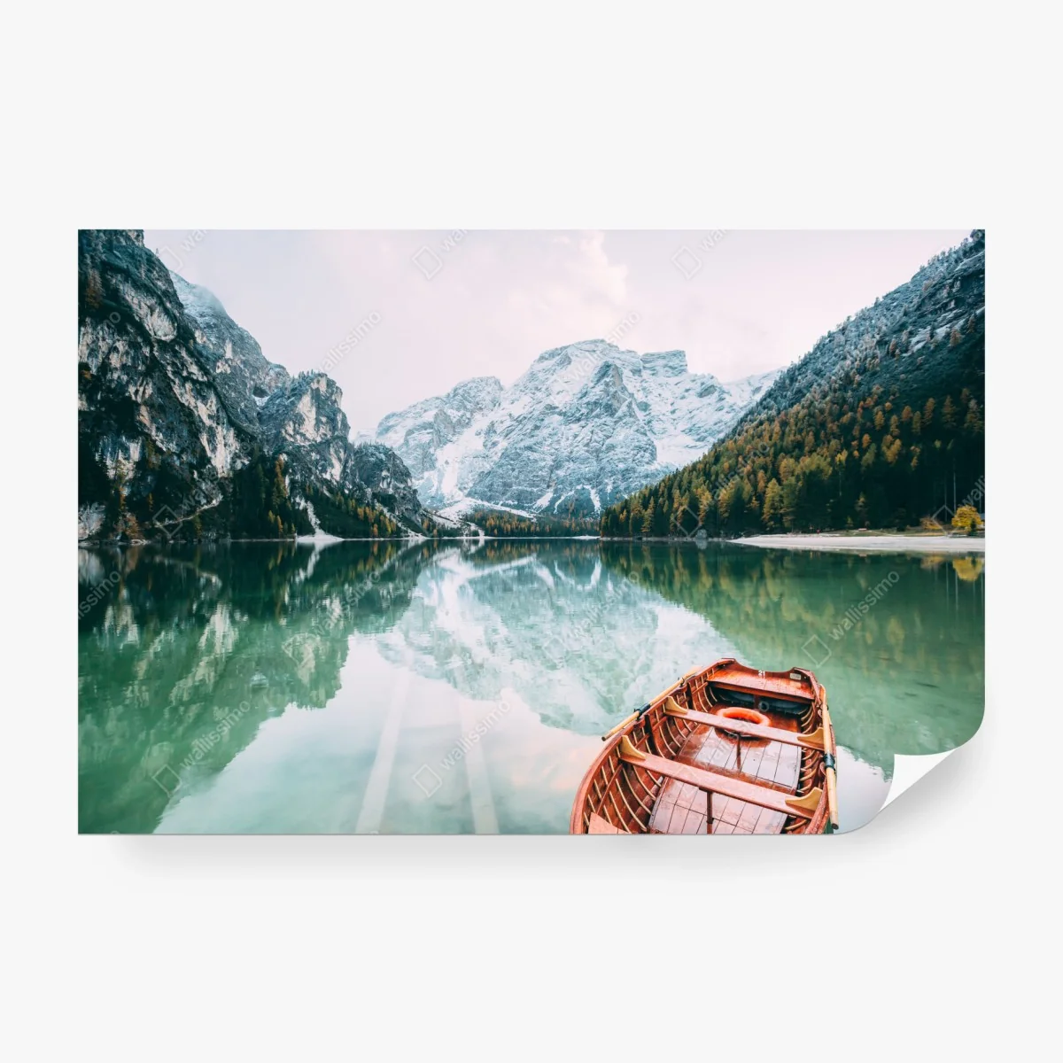 Papier peint reflet serein du lac de Braies dans les Dolomites – Wallnifity® Papier peint reflet serein du lac de Braies dans les Dolomites – Wallnifity®