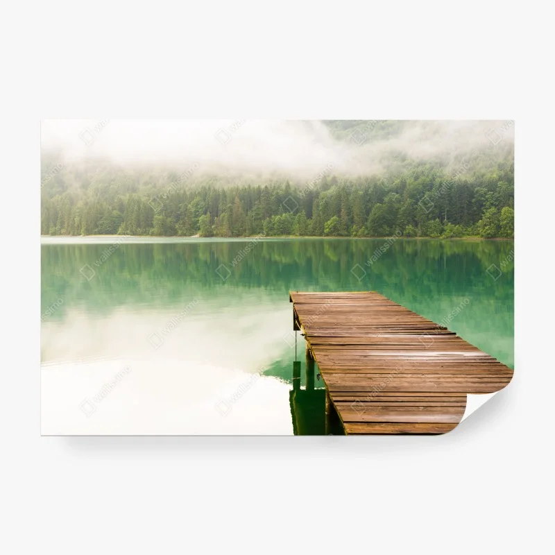Papier peint jetée en bois sur un lac brumeux – Wallnifity® Papier peint jetée en bois sur un lac brumeux – Wallnifity®