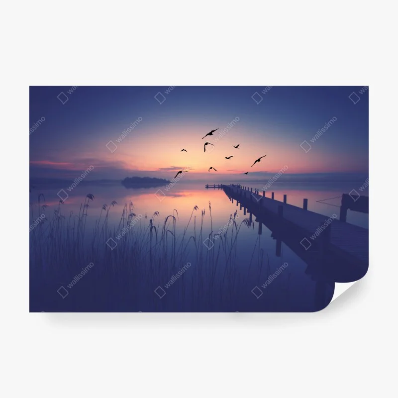 Papier peint paysage au crépuscule avec ponton et oiseaux – Wallnifity®