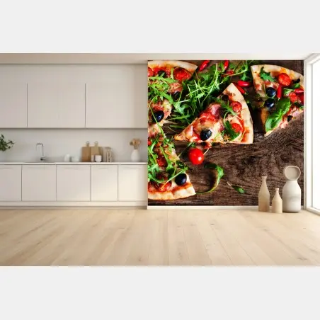 Papier peint pizza gourmande sur table rustique – Wallnifity®