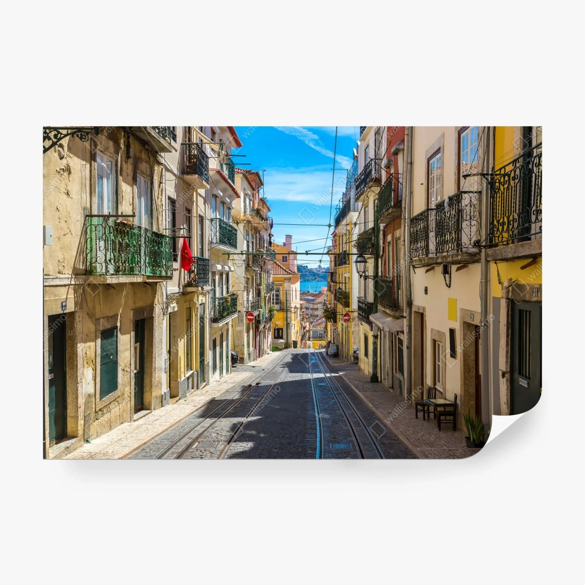 Papier peint ruelle ensoleillée de Lisbonne – Wallnifity® Papier peint ruelle ensoleillée de Lisbonne – Wallnifity®