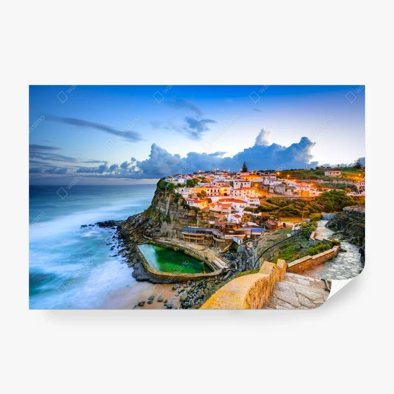 Papier peint village au bord de la falaise : Azenhas do Mar, Portugal au crépuscule – Wallnifity® Papier peint village au bord de la falaise : Azenhas do Mar, Portugal au crépuscule – Wallnifity®