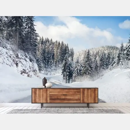 Papier peint route sinueuse dans une forêt enneigée – Wallnifity®