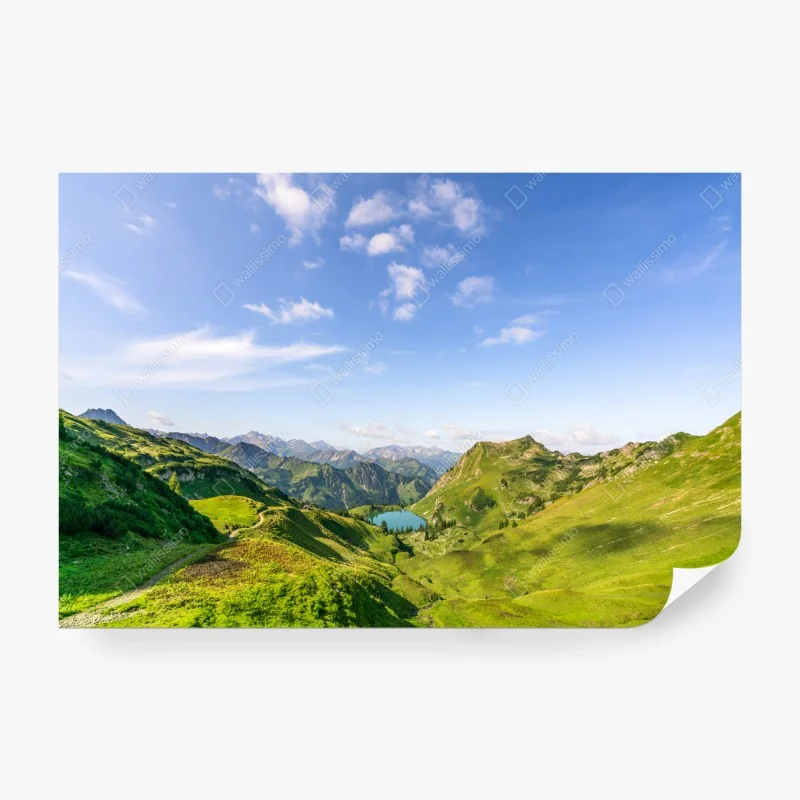 Papier peint paysage alpin verdoyant avec lac et montagnes – Wallnifity®