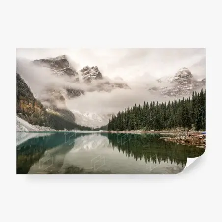 Papier peint paysage de montagne brumeux au bord du lac – Wallnifity®