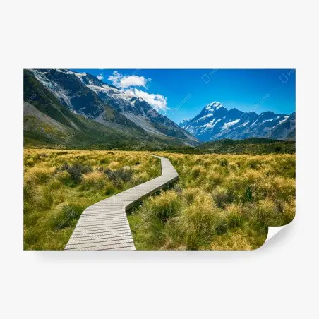 Papier peint sentier en bois vers les montagnes enneigées – Wallnifity®