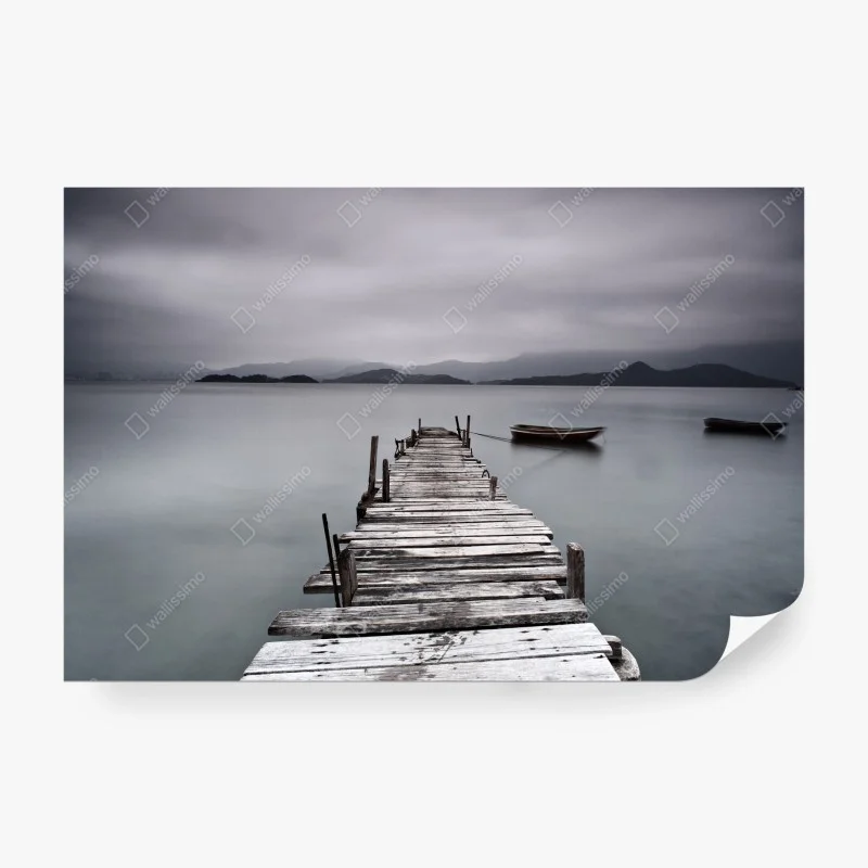 Papier peint jetée solitaire et barques sur une mer calme – Wallnifity® Papier peint jetée solitaire et barques sur une mer calme – Wallnifity®