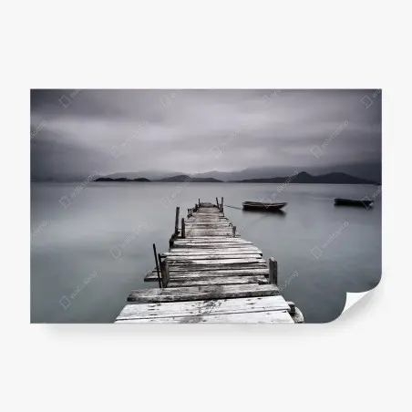 Papier peint jetée solitaire et barques sur une mer calme – Wallnifity®