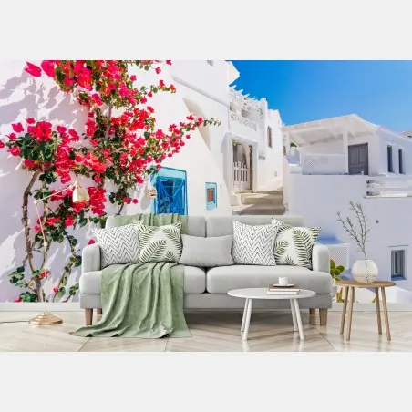 Papier peint ruelle ensoleillée de Santorin aux bougainvilliers – Wallnifity®