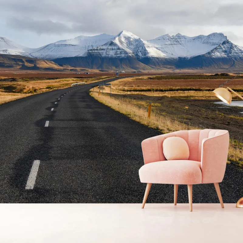 Papier peint route isolée menant aux montagnes enneigées d'Islande – Wallnifity® Papier peint route isolée menant aux montagnes enneigées d'Islande – Wallnifity®