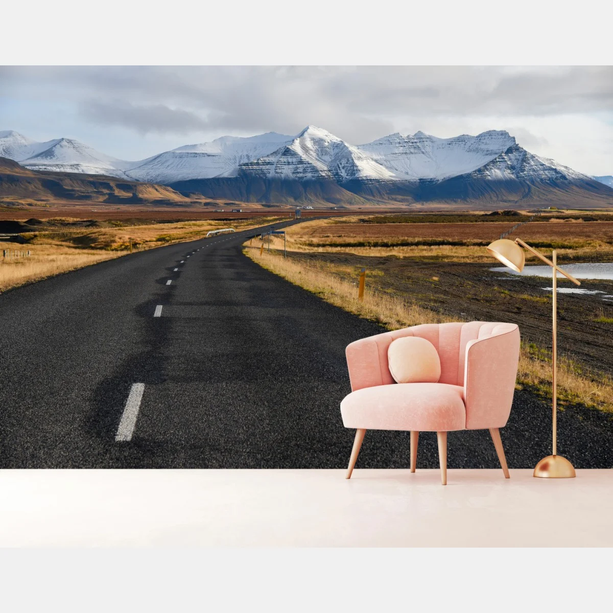 Papier peint route isolée menant aux montagnes enneigées d'Islande – Wallnifity® Papier peint route isolée menant aux montagnes enneigées d'Islande – Wallnifity®