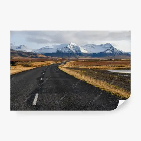 Papier peint route isolée menant aux montagnes enneigées d'Islande – Wallnifity®