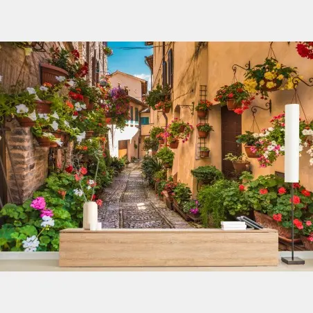 Papier peint ruelle fleurie d'Ombrie au charme médiéval – Wallnifity®