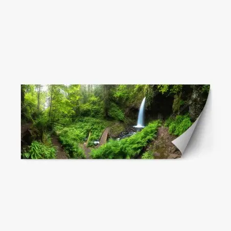 Sticker repositionnable cascade dans une forêt verdoyante – Wallnifity®