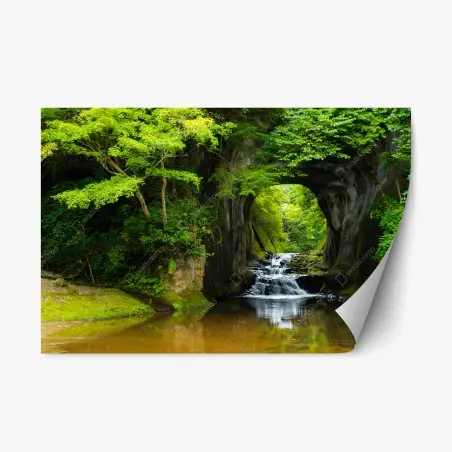 Sticker repositionnable cascade sous une arche naturelle en forêt – Wallnifity®