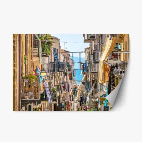 Sticker repositionnable ruelle méditerranéenne ensoleillée avec vue sur la mer – Wallnifity®