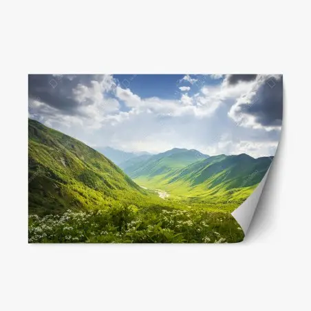 Sticker repositionnable paysage montagneux verdoyant à Svaneti – Wallnifity®