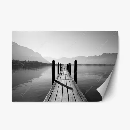 Sticker repositionnable ponton sur un lac montagneux en noir et blanc – Wallnifity®