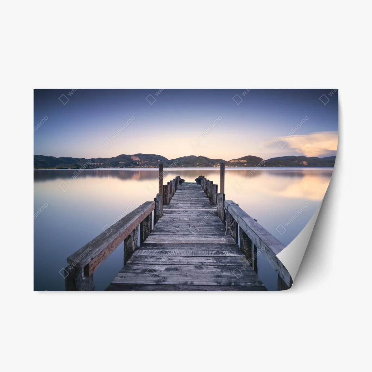 Sticker repositionnable jetée en bois au crépuscule à Massaciuccoli – Wallnifity® Sticker repositionnable jetée en bois au crépuscule à Massaciuccoli – Wallnifity®