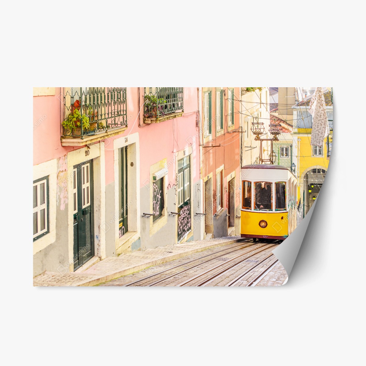 Sticker repositionnable tramway jaune dans les ruelles colorées de Lisbonne – Wallnifity®