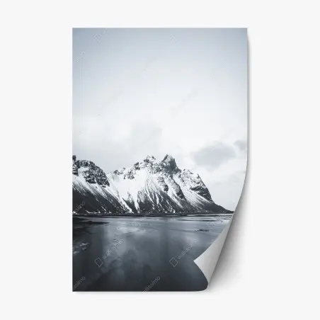 Sticker repositionnable paysage montagneux enneigé et littoral paisible – Wallnifity®