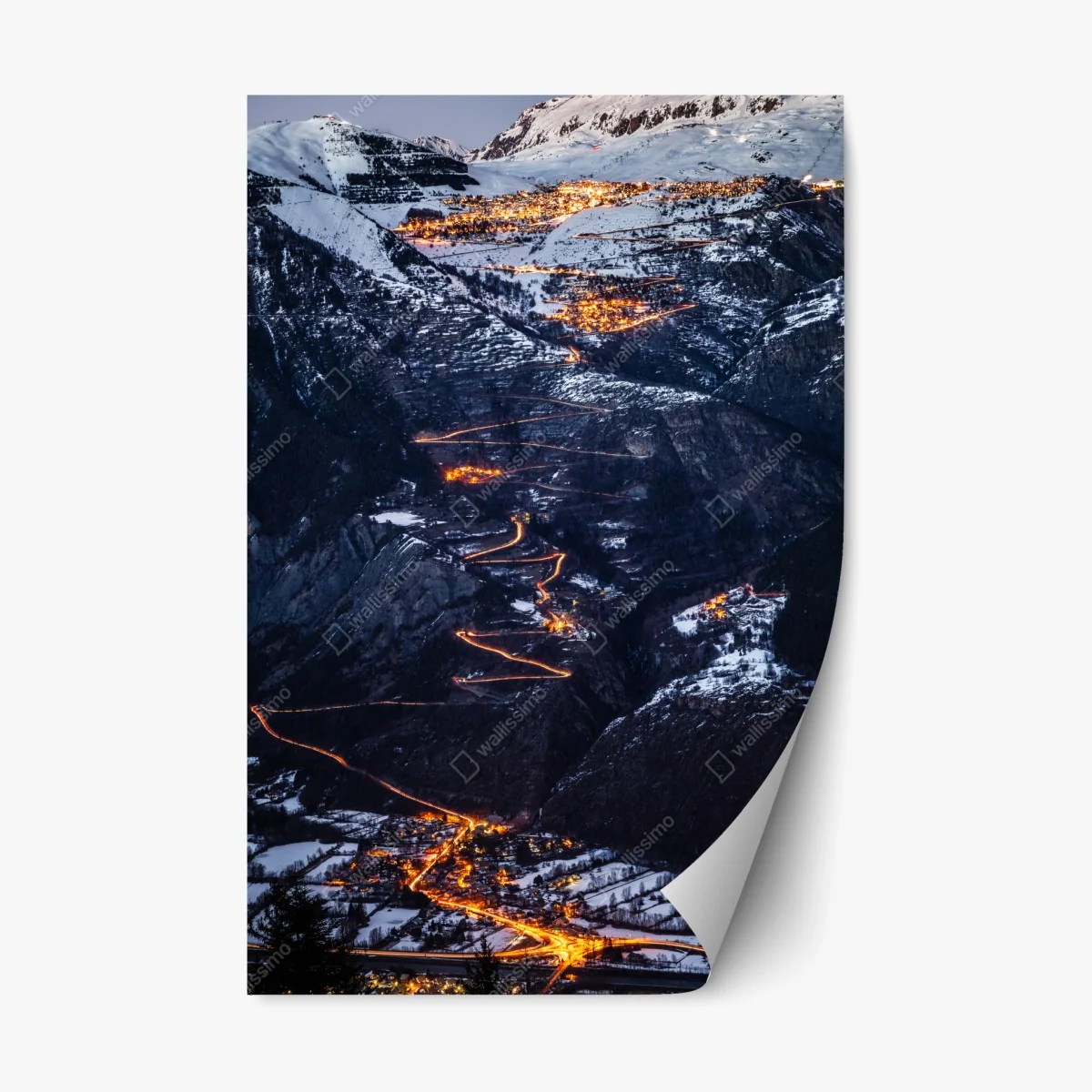 Sticker repositionnable nuit à Alpe d'Huez : la route aux virages lumineux – Wallnifity® Sticker repositionnable nuit à Alpe d'Huez : la route aux virages lumineux – Wallnifity®