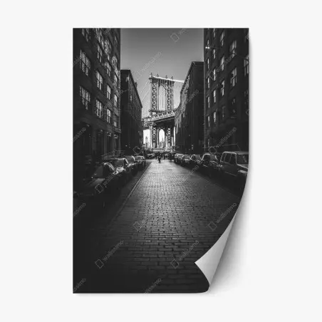 Sticker repositionnable vibrante perspective du pont de Manhattan entre les immeubles – Wallnifity®