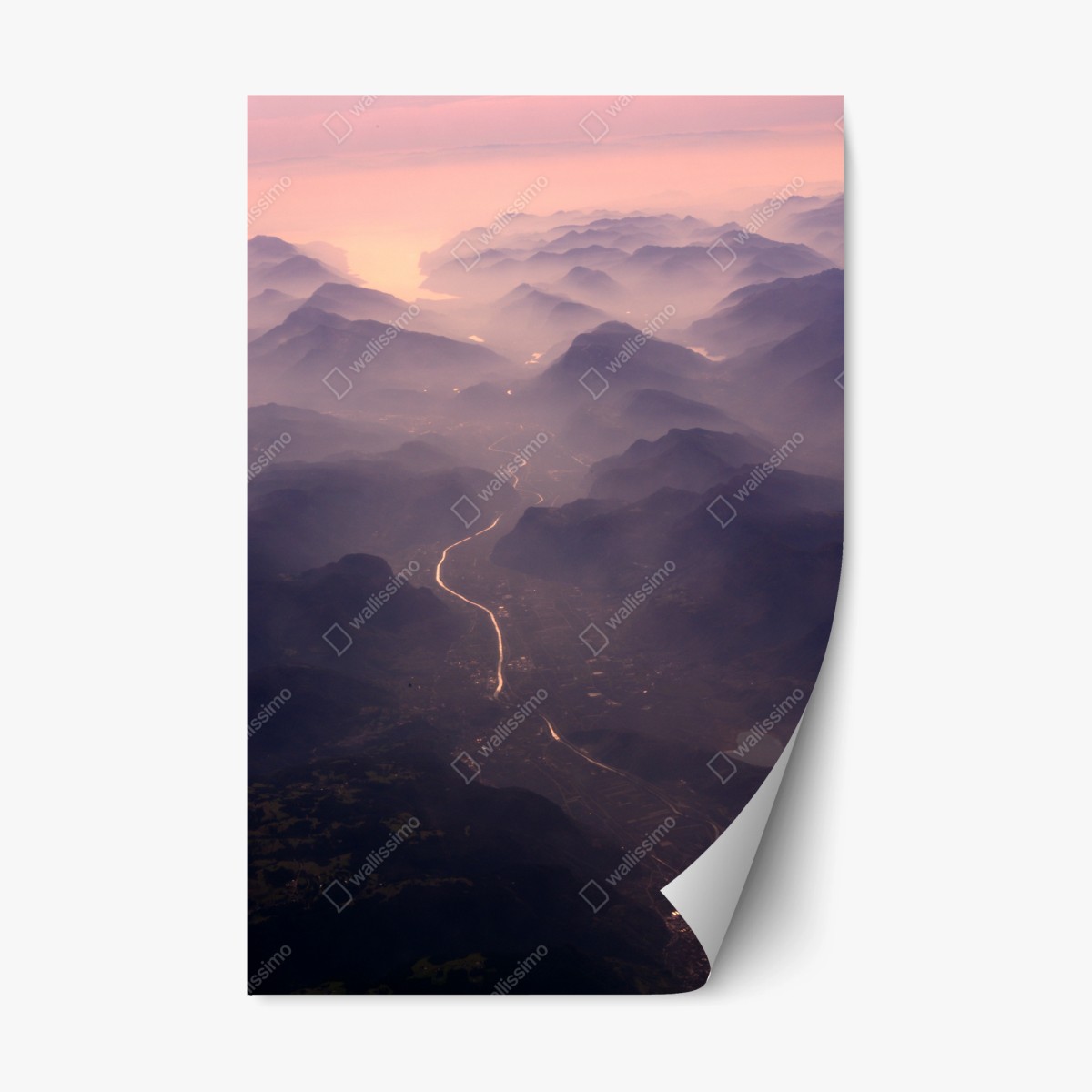 Sticker repositionnable paysage brumeux de montagnes et rivière au crépuscule – Wallnifity®