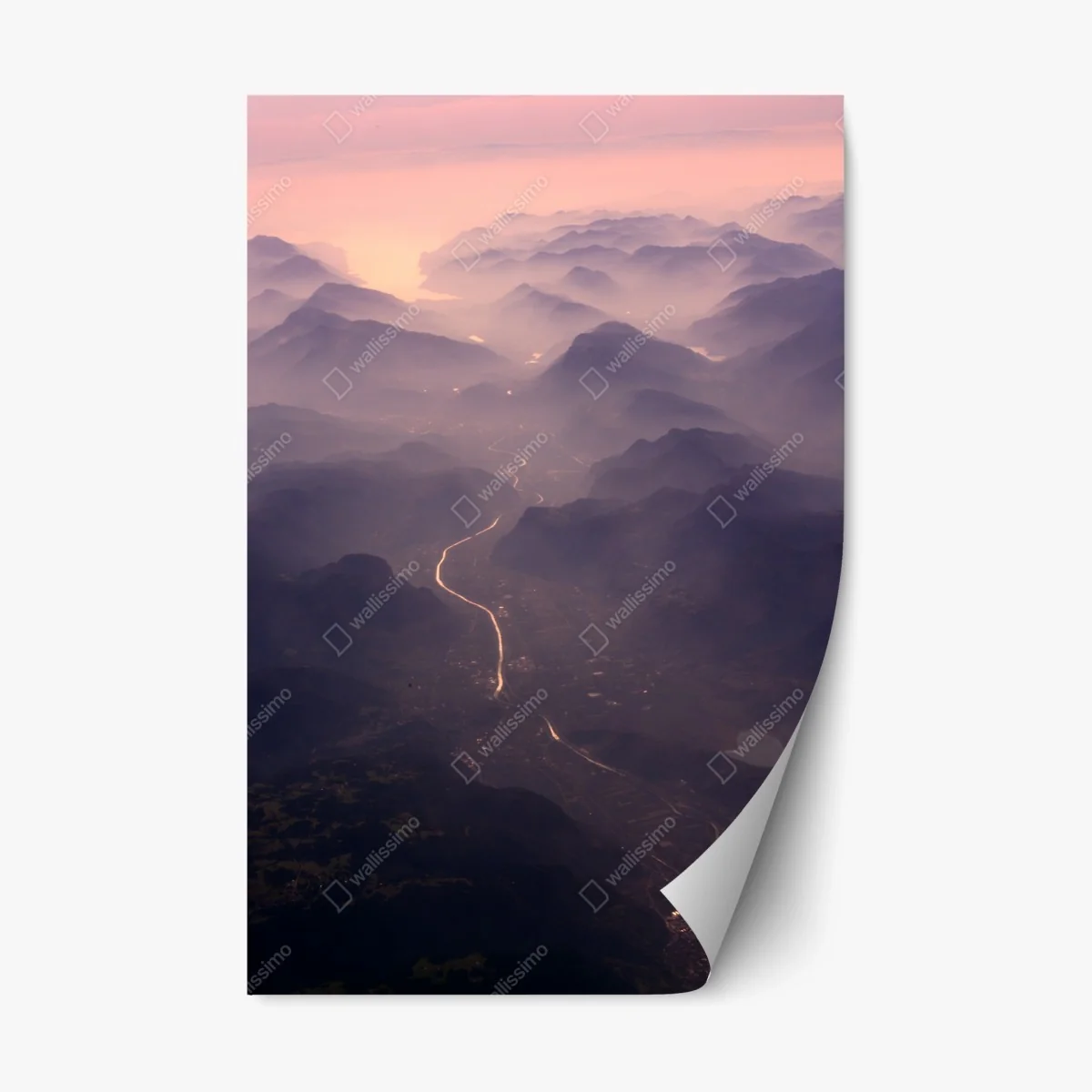 Sticker repositionnable paysage brumeux de montagnes et rivière au crépuscule – Wallnifity® Sticker repositionnable paysage brumeux de montagnes et rivière au crépuscule – Wallnifity®