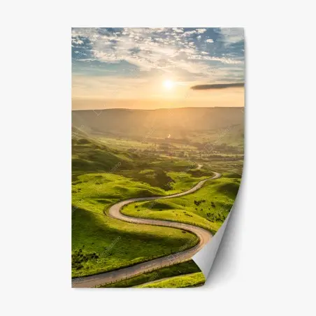 Sticker repositionnable route sinueuse dans les collines verdoyantes au soleil couchant – Wallnifity®