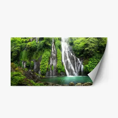 Sticker repositionnable cascade émeraude au cœur d'une forêt luxuriante – Wallnifity®