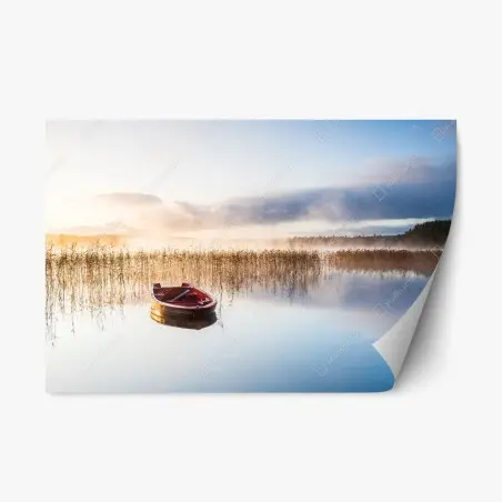 Sticker repositionnable barque rouge sur un lac brumeux au petit matin – Wallnifity®